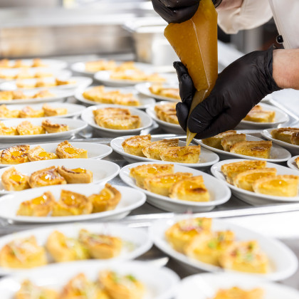 Vegane Käsechüchlein werden angerichtet