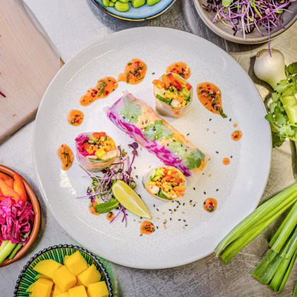 Vegane Sommerrollen auf einem Teller angerichtet