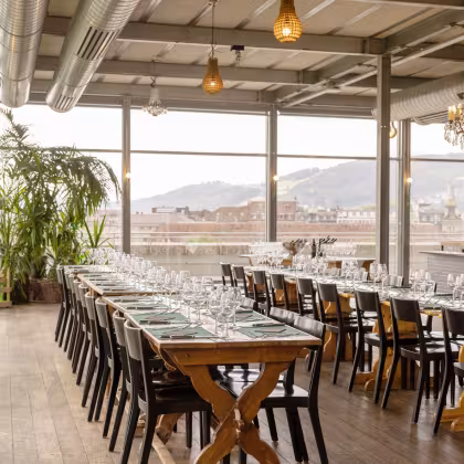 Für Events gedeckte Tische aus dunklem Holz im Restaurant Grosse Schanze