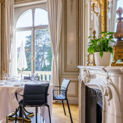 Festlich gedeckter Tisch im Prunksaal mit Kamin und Kronleuchter im Haus der Universität