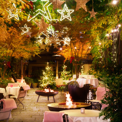 Weihnachtlich dekorierter Garten mit Feuerstelle im Restaurant Enja
