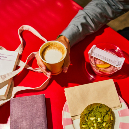 Tisch mit Take-away Produkten und Kaffee