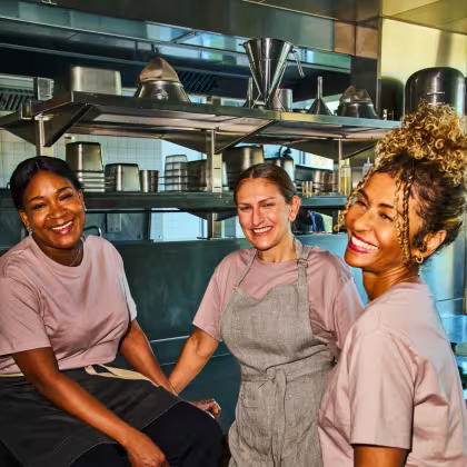 Drei Frauen in einer Gastronomieküche
