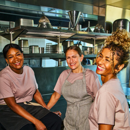 Drei Frauen in einer Gastronomieküche
