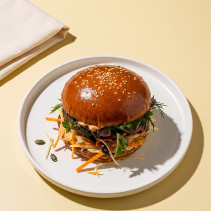 Burger mit Briochebun auf einem Teller