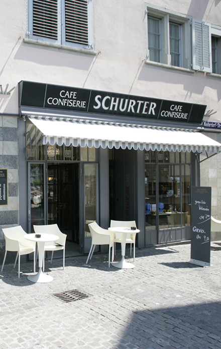 Aussenansicht samt Eingang des Café Schurter