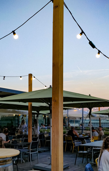 Terrasse des Restaurants Grosse Schanze mit trinkenden Gästen