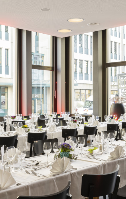 festlich gedeckte Tische für einen Event im Restaurant Wagi S