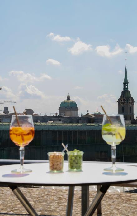 Tisch mit zwei Cocktails und Aussicht über Bern auf der Terrasse des Restaurants Grosse Schanze