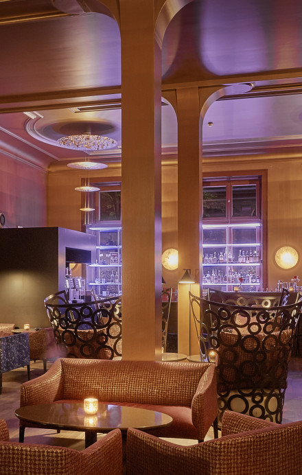 Lounges und Tische in der Bar des Sorell Hotels Zürichberg