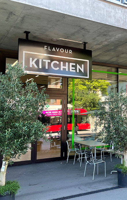 Eingang des Restaurants Flavour Kitchen von Aussen