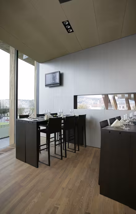 Tische im Restaurant Oval mit Aussicht aufs Stadion 