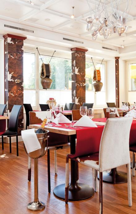 Ein heller Raum mit gedeckten Tischen im Restaurant Sonnental 