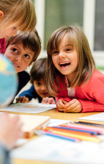 Kinder am Spielen und Malen