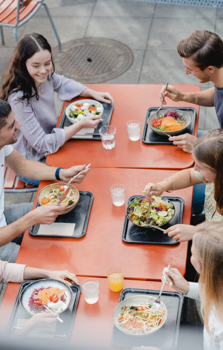 Gäste draussen am Essen in der Mensa der Universität Bern