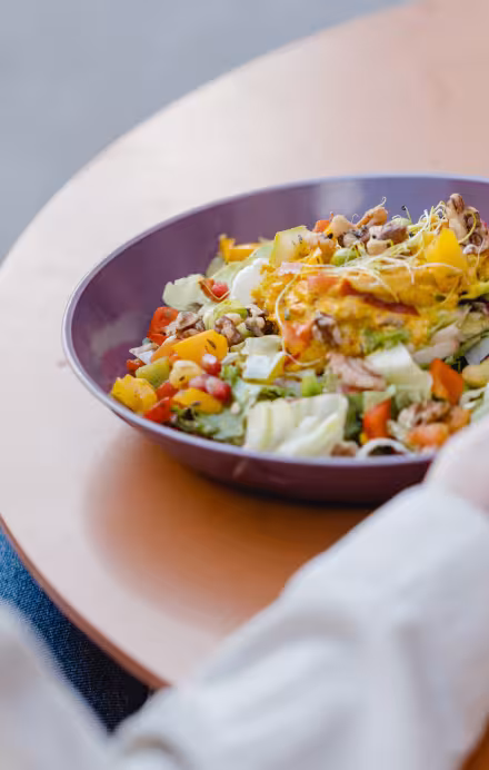 Person isst Bowl in einer ZFV-Mensa
