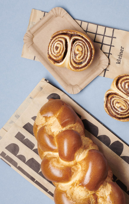 Butterzopf, Brote und Brötchen der Bäckerei Kleiner auf einem Tisch