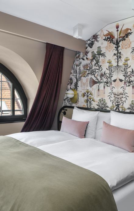 Zimmer mit Doppelbett im Sorell Hotel Seidenhof