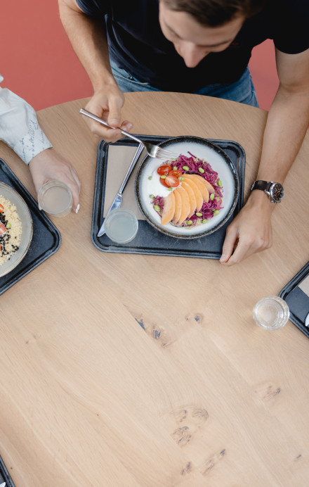 Vier Personen, die gemeinsam an einem Tisch am Essen sind