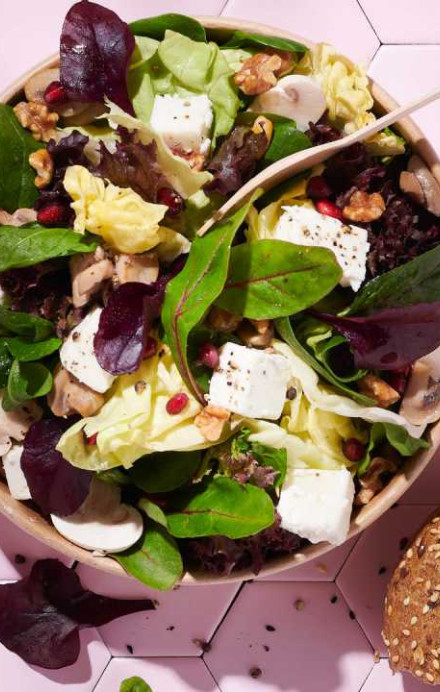 Aufnahme einer Bowl mit einem frischen Salat und Brötli