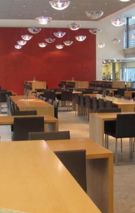Ansicht des grossen und hellen Innenbereichs von Restaurant Generali in Nyon