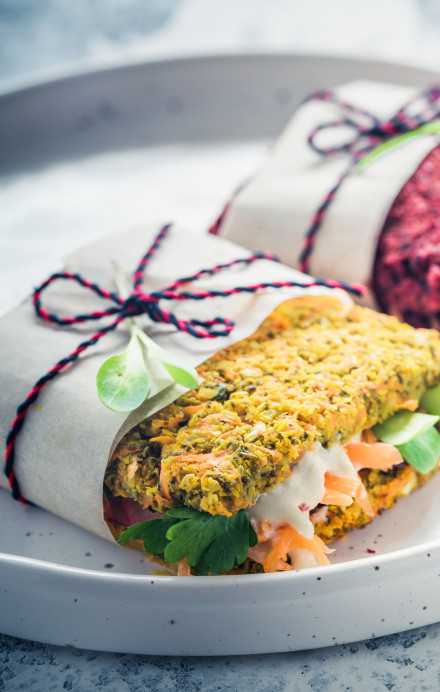 zwei gesunde Sandwiches in einem Teller