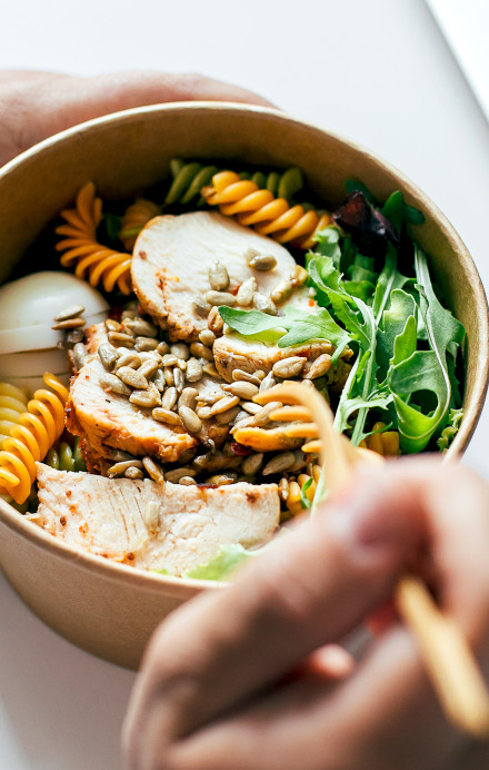 Aufnahme einer gesunden Bowl mit Pasta und Gemüse auf einem Tisch