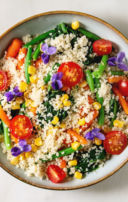 Aufnahme einer Bowl mit Couscous und Gemüse