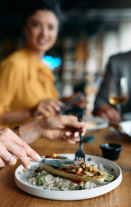 Gäste in einem Restaurant am Tisch beim Essen