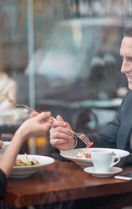 zwei Personen beim Essen in einem modernen Restaurant