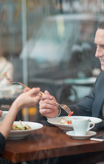 zwei Personen beim Essen in einem modernen Restaurant