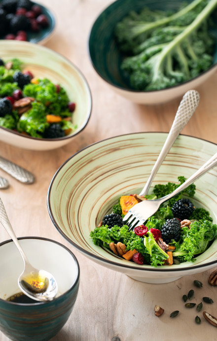 zwei frische und ausgewogene Salate auf einem Tisch