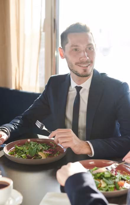 zwei Personen sitzen an einem Tisch und essen