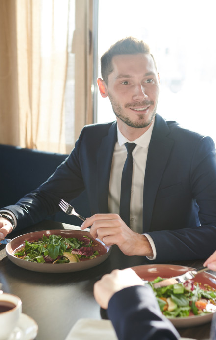 zwei Personen sitzen an einem Tisch und essen