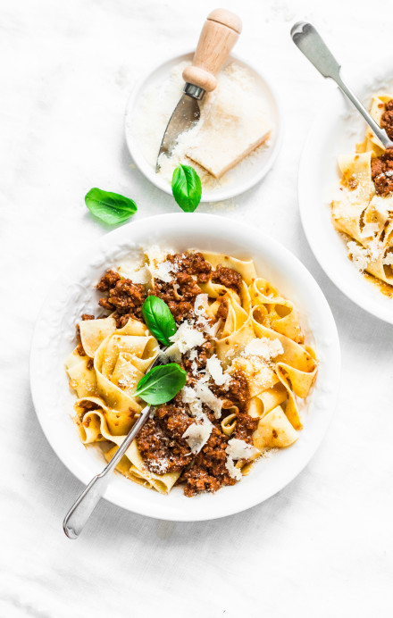 Aufnahme von zwei Tellern mit Pasta Bolognese und Parmesan