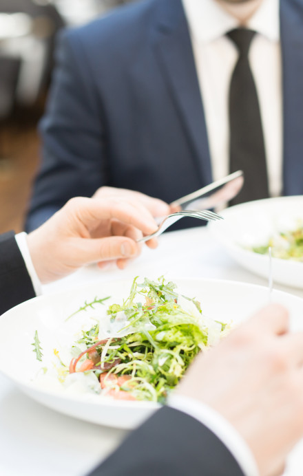 zwei Herren in einem Anzug beim Mittagessen