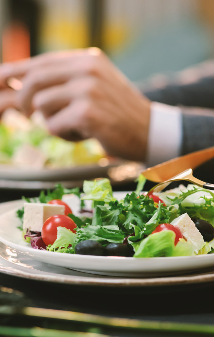 zwei Personen essen Salat in einem Restaurant