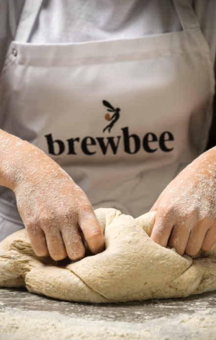 Brewbee Mitarbeiterin knetet Teig