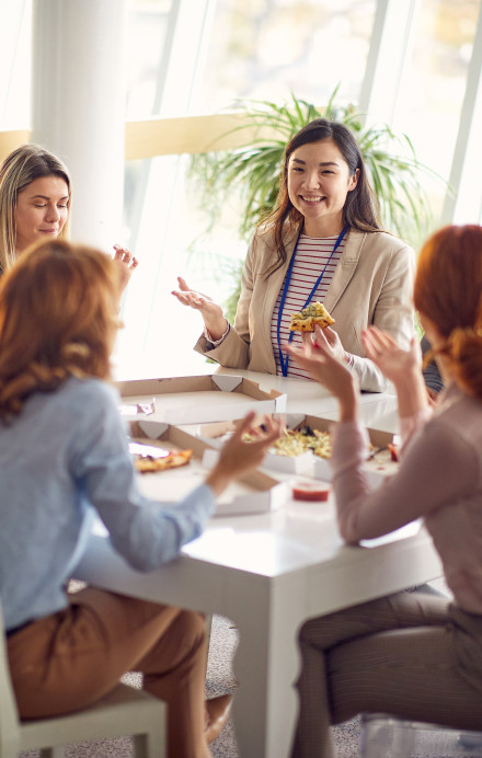 Mitarbeitende gemeinsam am Mittagessen