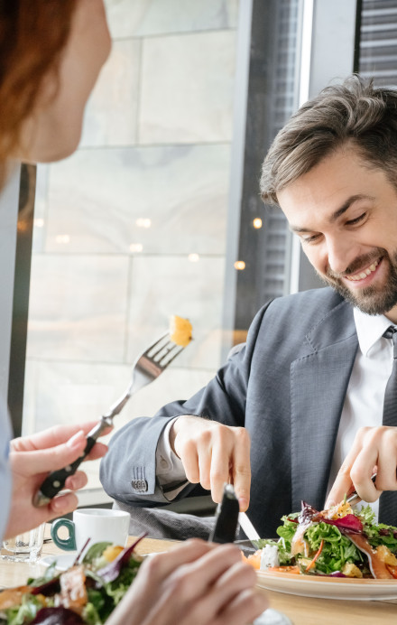 Gäste an einem Businesslunch in einem Restaurant