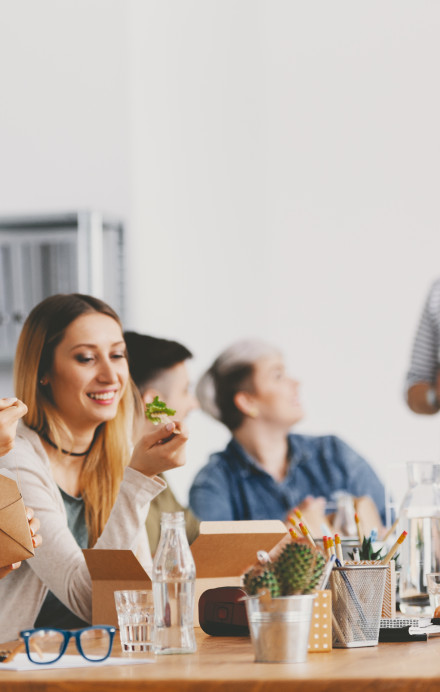 Personen beim Essen und Trinken an einem Tisch