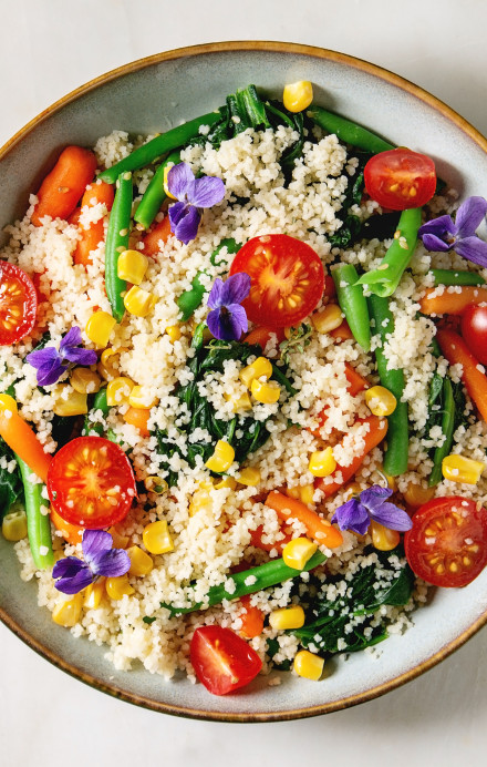 Aufnahme einer gesunden Gemüsebowl mit Couscous