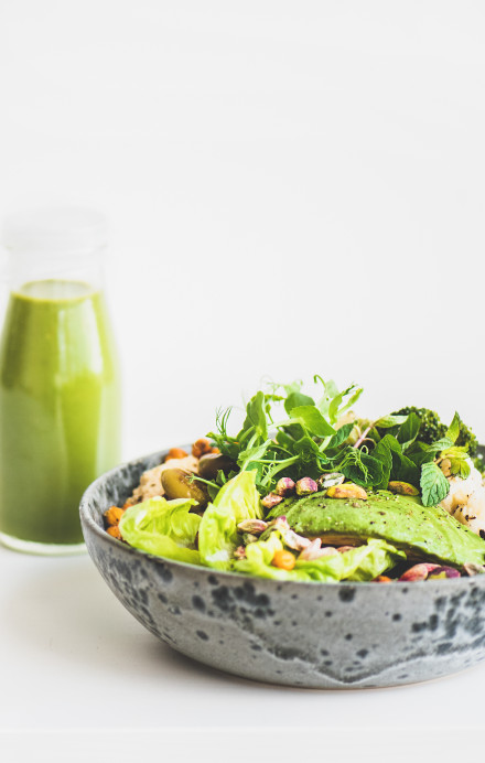 Gesunde Bowl und grüner Smoothie