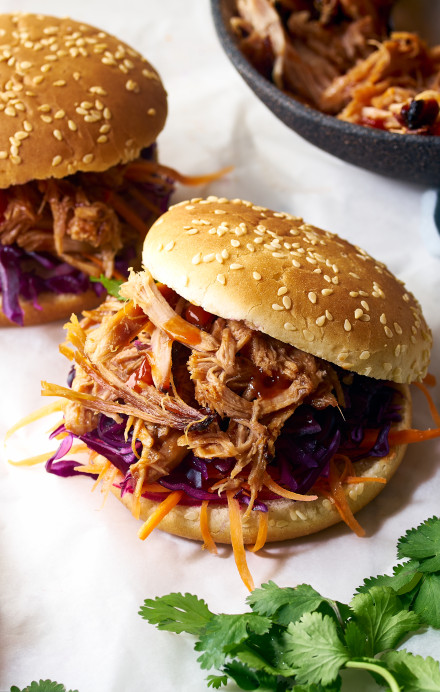 Drei Pulled Pork Burger mit Karotten, Rotkohl und Koriander