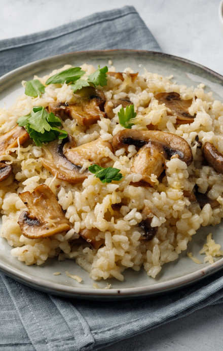 Steinpilzrisotto auf einem Teller