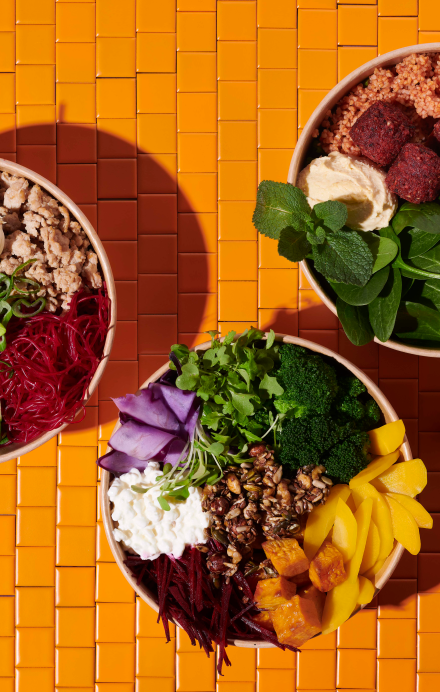 drei vegetarische Salat- und Gemüsebowls fürs Take-Away von ZFV