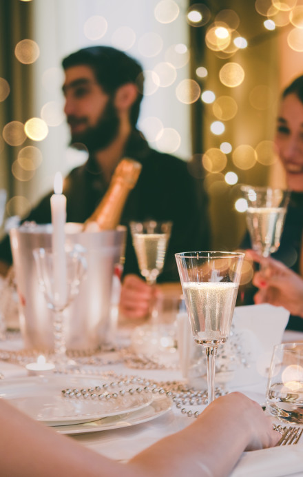 Festliche Gesellschaft im Restaurant am Tisch, alle stossen an