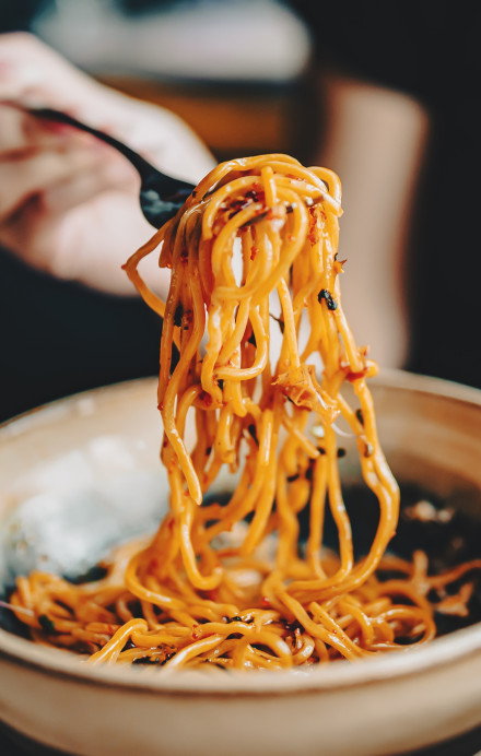 eine Person am Pasta essen