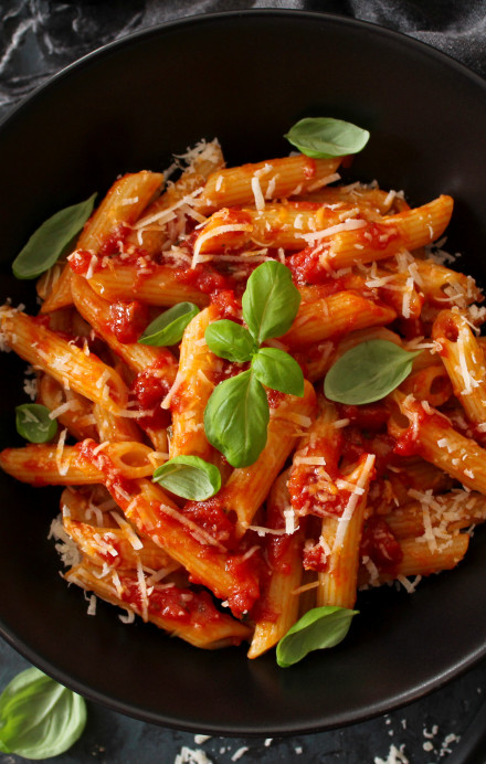Penne Pasta with fresh Tomatoes, Basil and Tomato Sauce