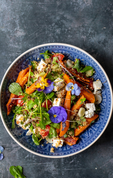 Salat Bowl mit Quinoa und Süsskartoffel und essbaren Blumen